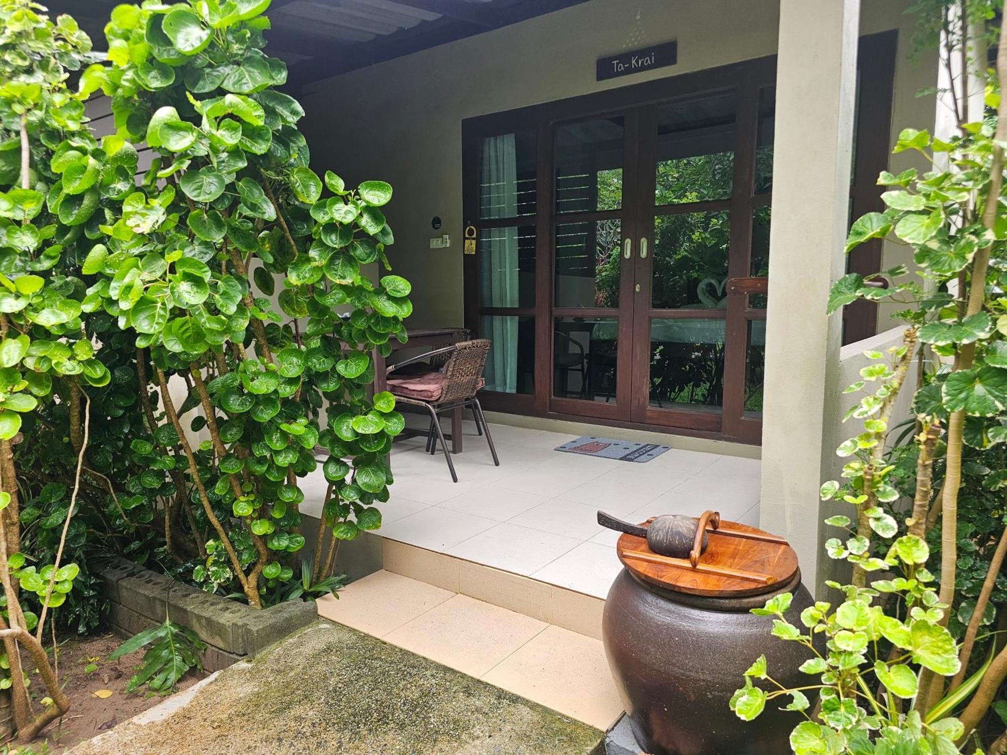 Bang Po Hut Hotel Ban Bang Po Exterior photo
